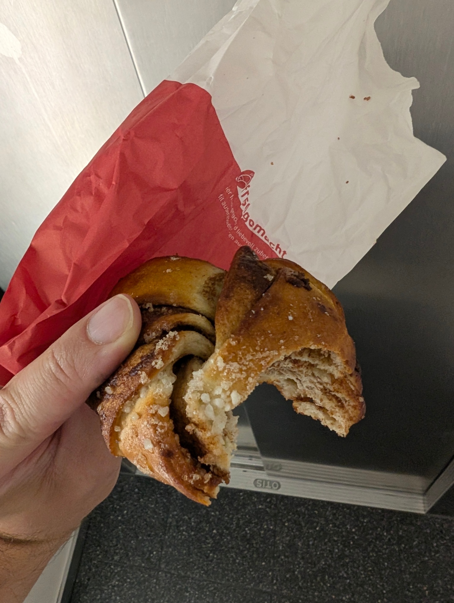 Zimtschnecke im Bäckerei Hug - Zürich Wiedikon — Bild 2